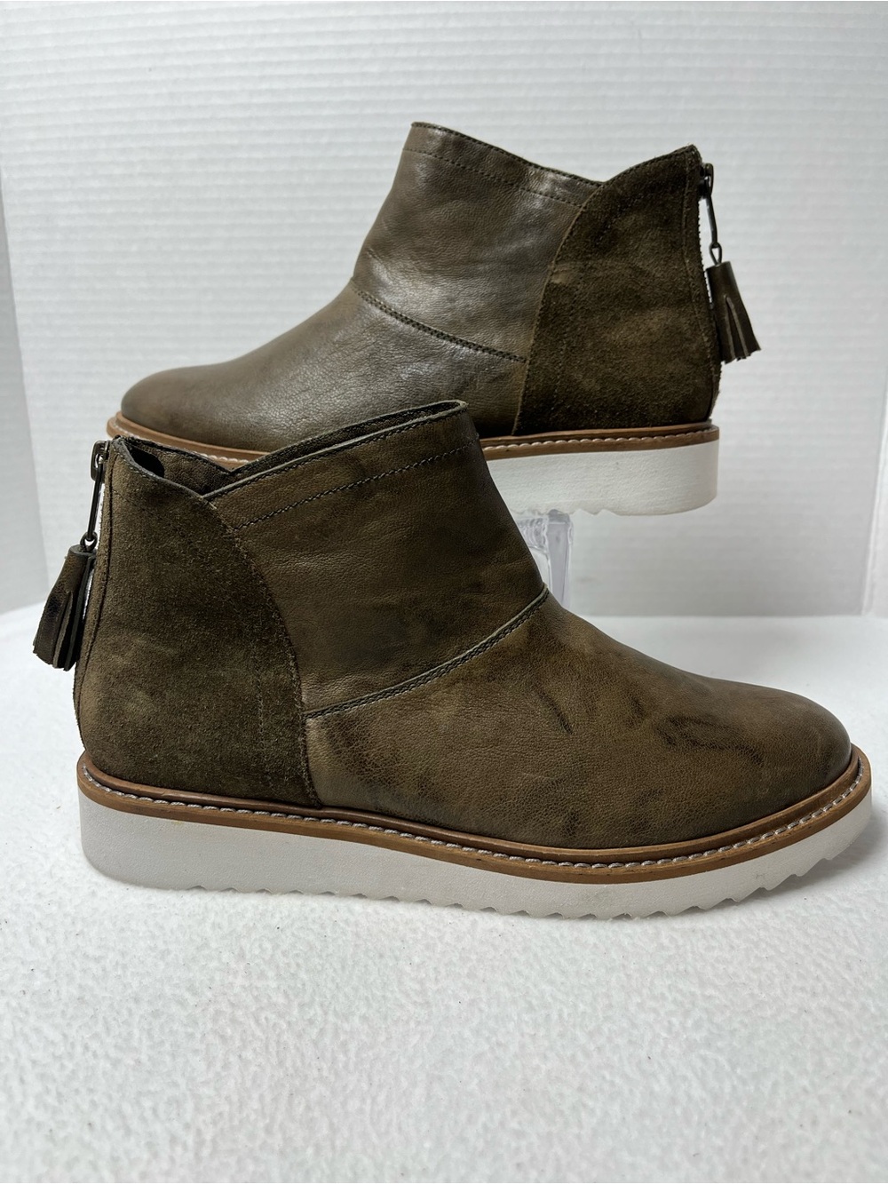 Johnston & Murphy True Foam Zipper Ankle Bootie Olive Green Women 7